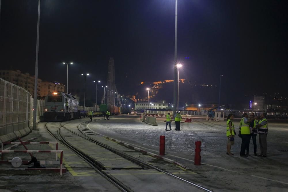 Llegada del tren al puerto de Málaga.