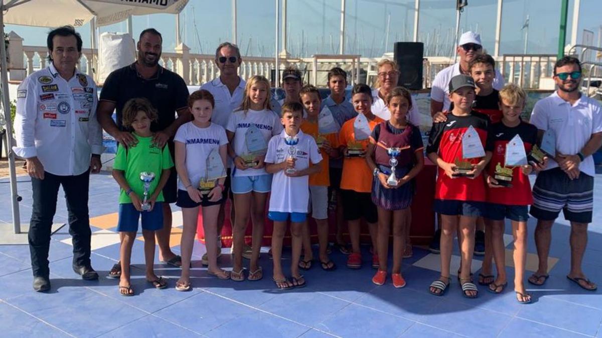 Los premiados posan con sus trofeos.