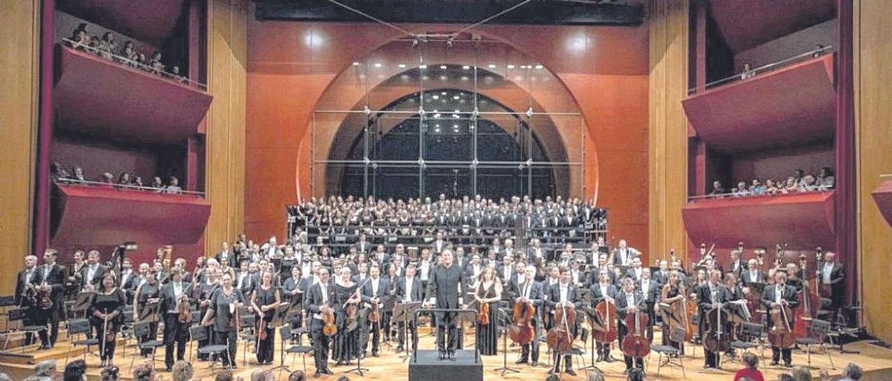 Un concierto de la Orquesta Filarmónica de Gran Canaria (OFGC), bajo la dirección de Karel Mark Chichon.