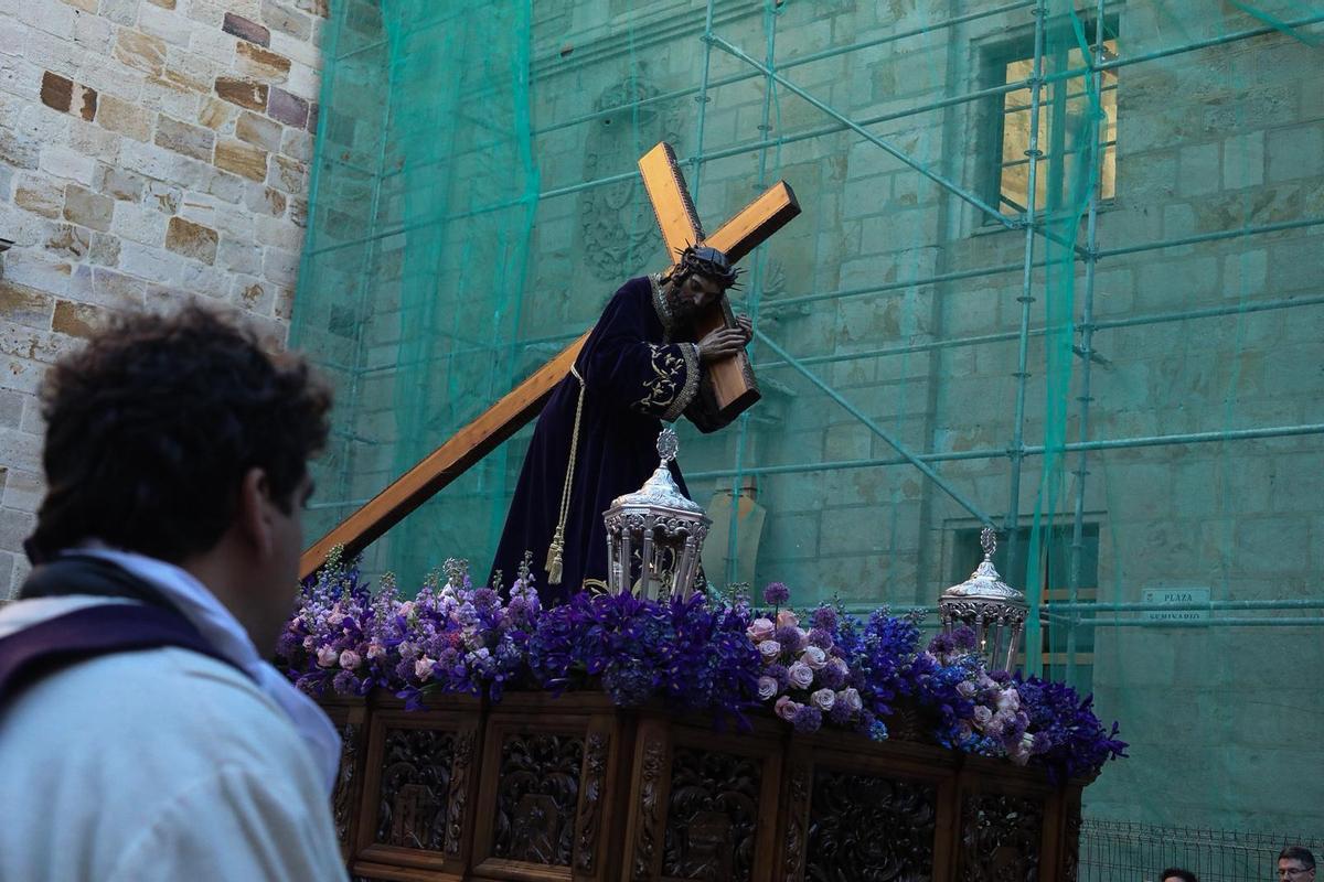 La procesión de Jesús del Via Crucis brilla modificando su recorrido habitual