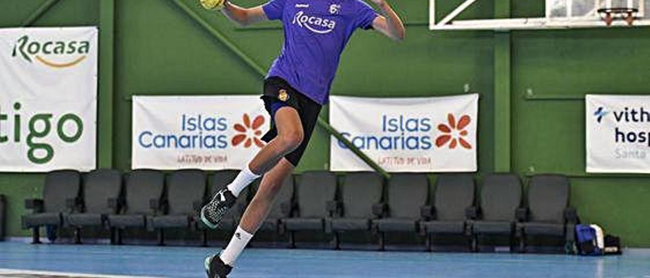 Ezequiel Conde, que la próxima temporada jugará becado en el FC Barcelona y vivirá en La Masía, ejecuta un lanzamiento en el Antonio Moreno de Las Remudas.