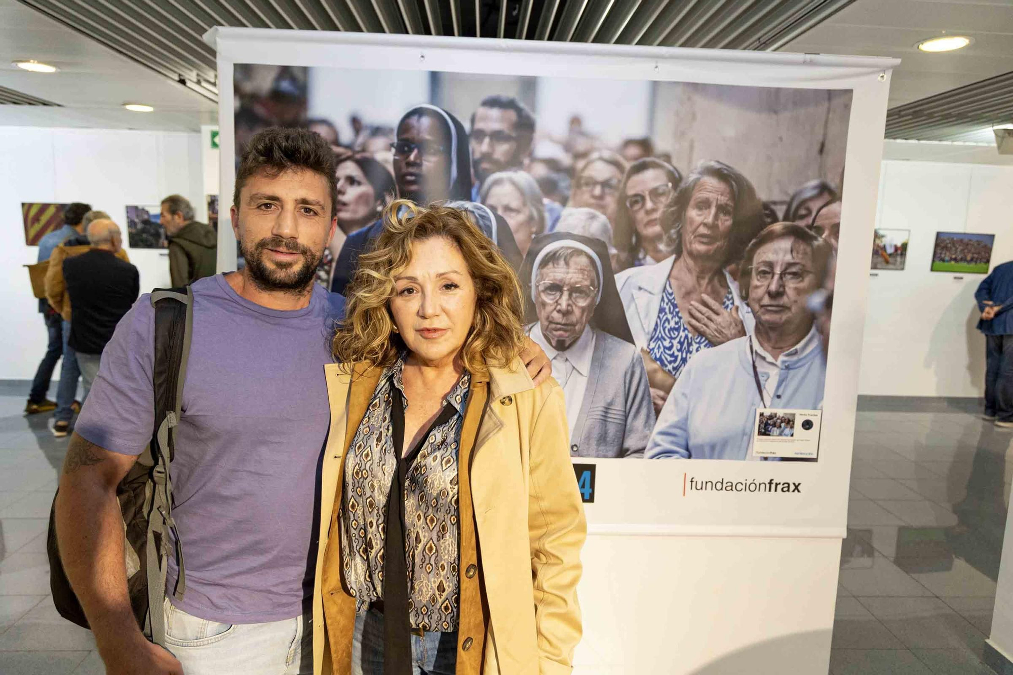 lleno total en la inauguración de INFotoperiodistas 2024,. un año de fotografía de prensa en Alicante