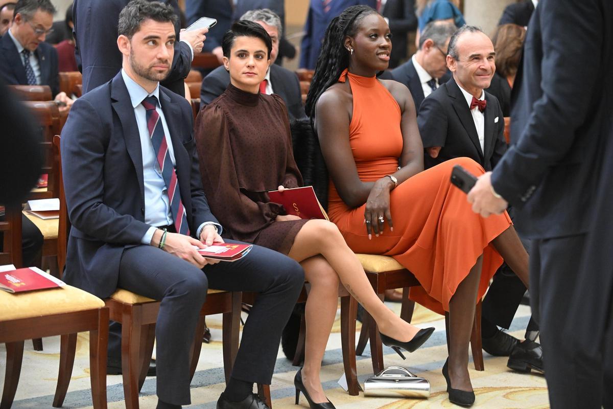 Awa Fam sentada junto a los marchadores María Pérez y Álvaro Martín y el ciclista paralímpico Ricardo Ten.