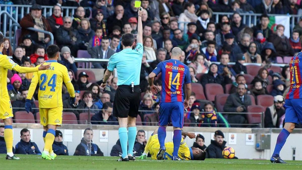 Los árbitros sufren con el Barça