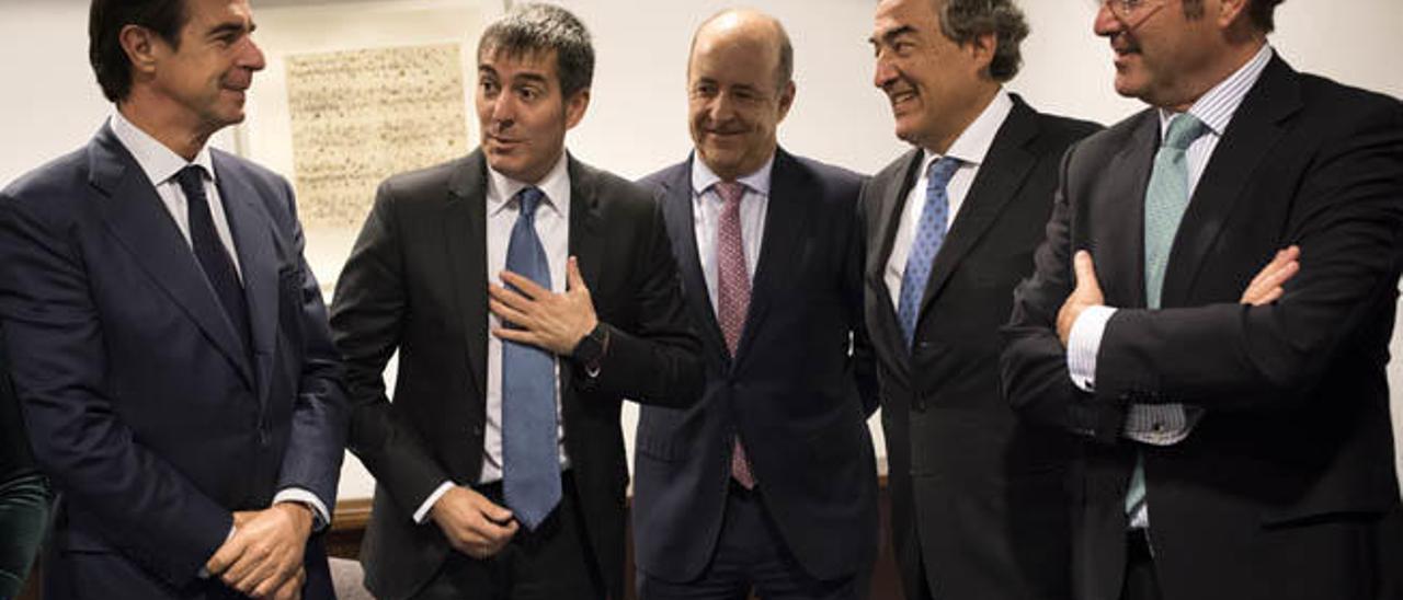 José Manuel Soria, Fernando Clavijo, Pedro Ortega, Juan Rosell y Antonio Garamendi, antes de la conferencia en la CEOE ayer en Madrid.