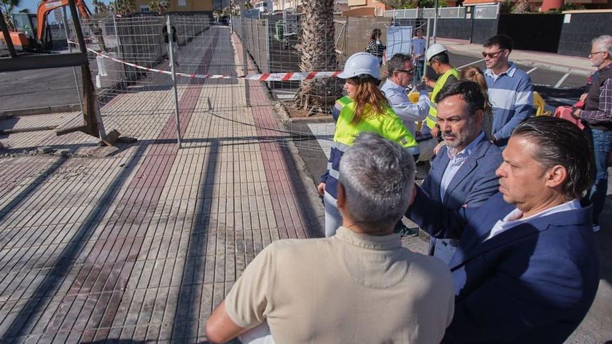 Gustavo Pérez (de perfil) y Lope Afonso (a su lado) durante el inicio de los trabajos en El Puertito de Güímar, ayer.