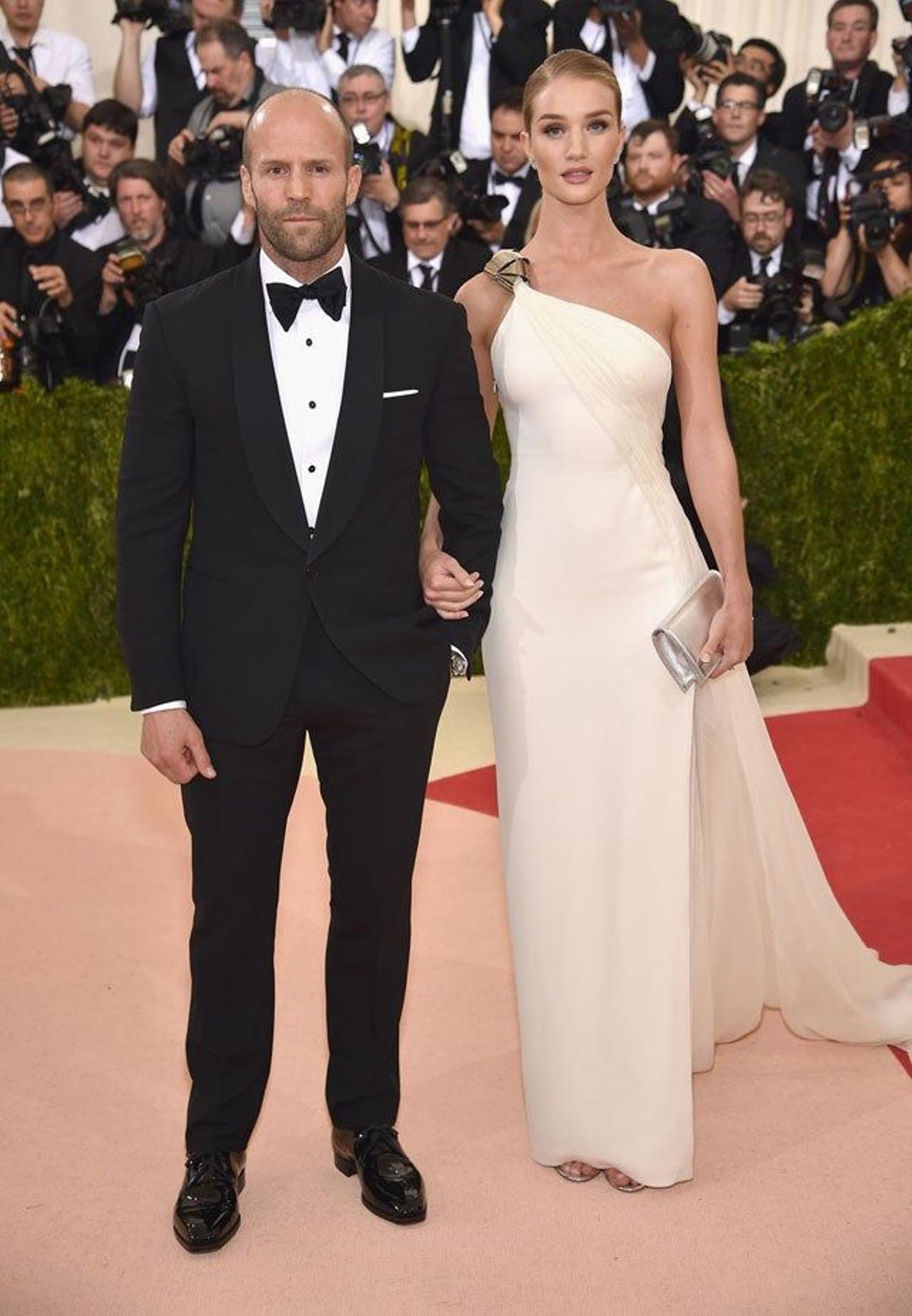 Jason Statham y Rosie Huntington-Whiteley, él de Ralph Lauren Purple Label; ella de Ralph Lauren Collection, en la alfombra roja de la gala Met 2016.