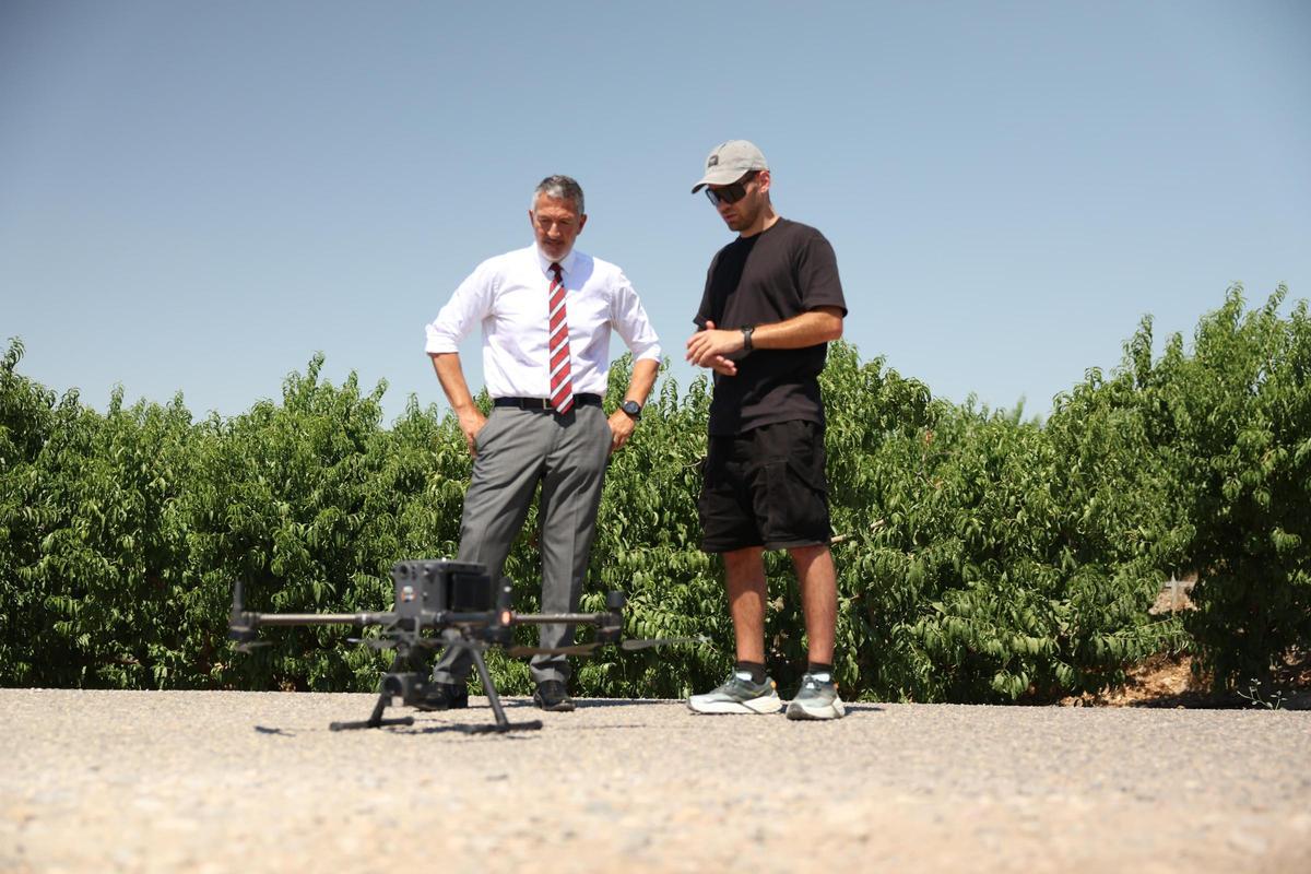 El conseller Sàmper supervisa el programa piloto de drones para vigilar fincas agrícolas