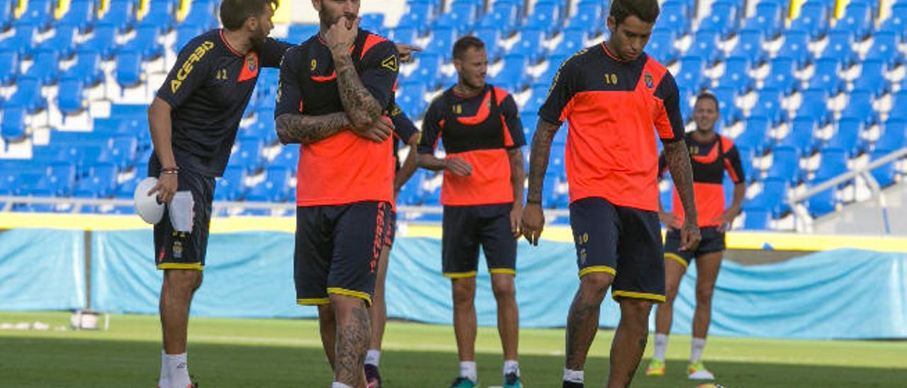 Livaja -i- y Araujo -d-, en una pausa del entrenamiento de ayer en el Gran Canaria.