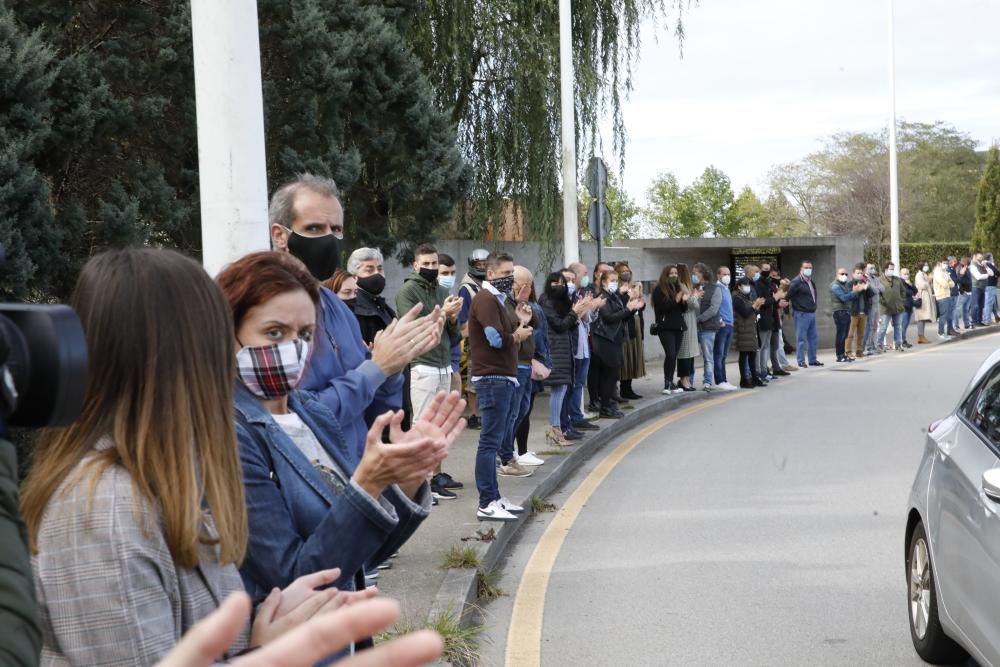 Más de mil personas despiden al hostelero gijonés Floro Gordillo con una cadena humana.