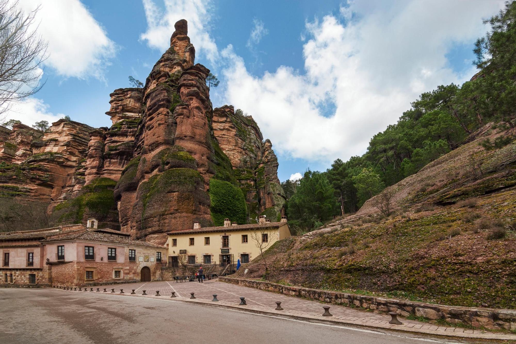 La ermita se encuentra justo bajo el Barranco de la Hoz.