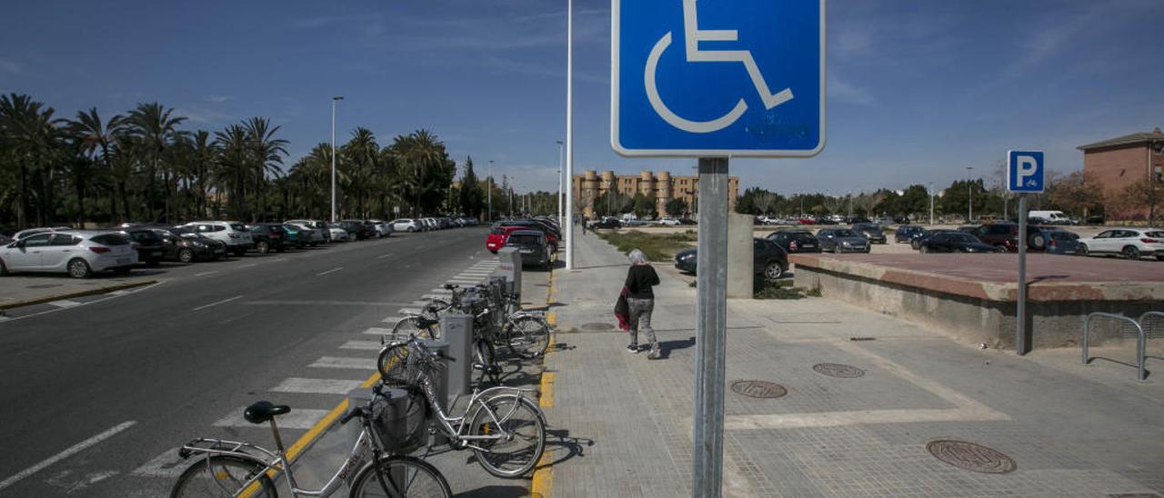 Las bicis desplazan a los discapacitados en la Ciudad de la Justicia