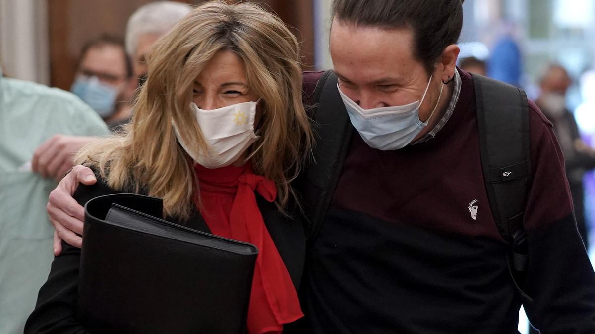 Pablo Iglesias y Yolanda Díaz en el pasillo del Congreso.