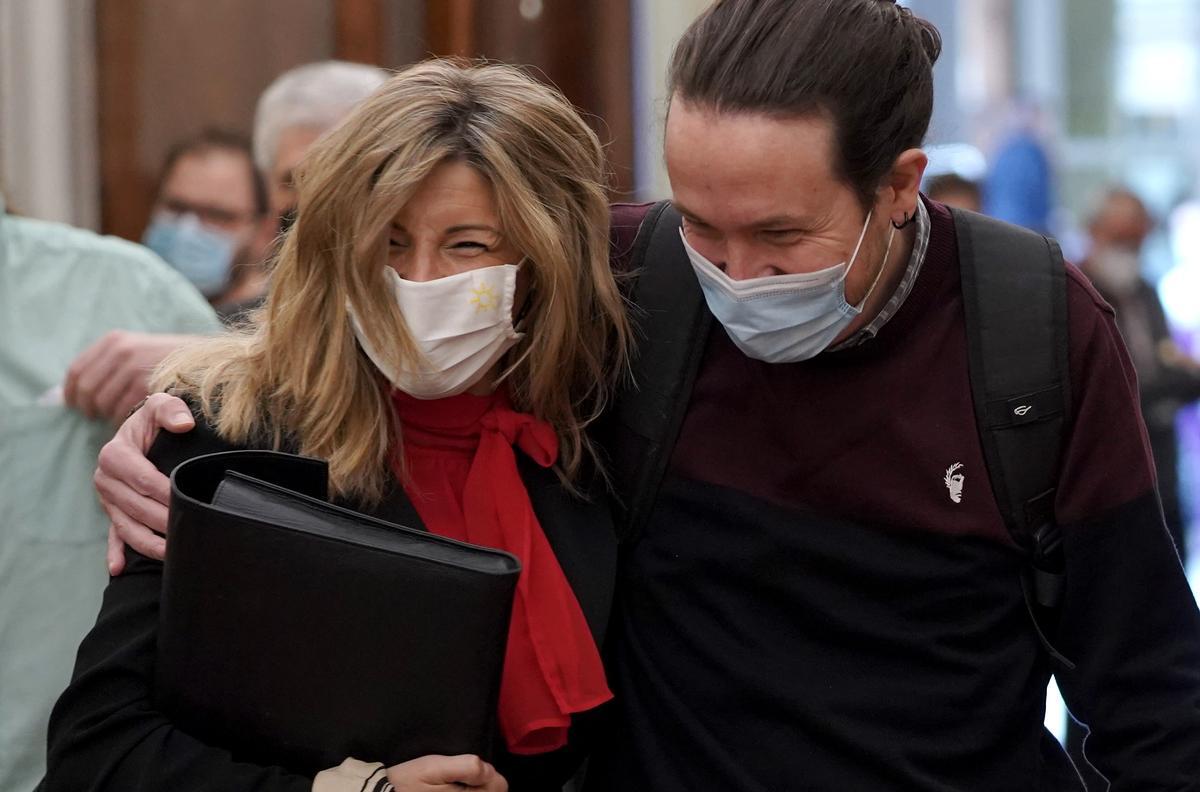 Pablo Iglesias y Yolanda Díaz en el pasillo del Congreso. 