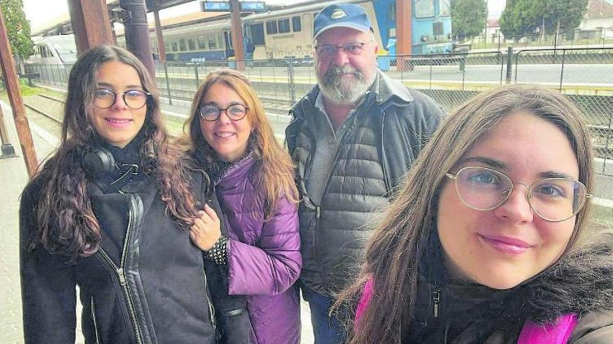 José Rodríguez y su esposa María del Carmen Rodríguez, junto a sus hijas Alicia del Carmen, de 21 años, y Cristina, de 15, en esta autofotografía en Rumanía.