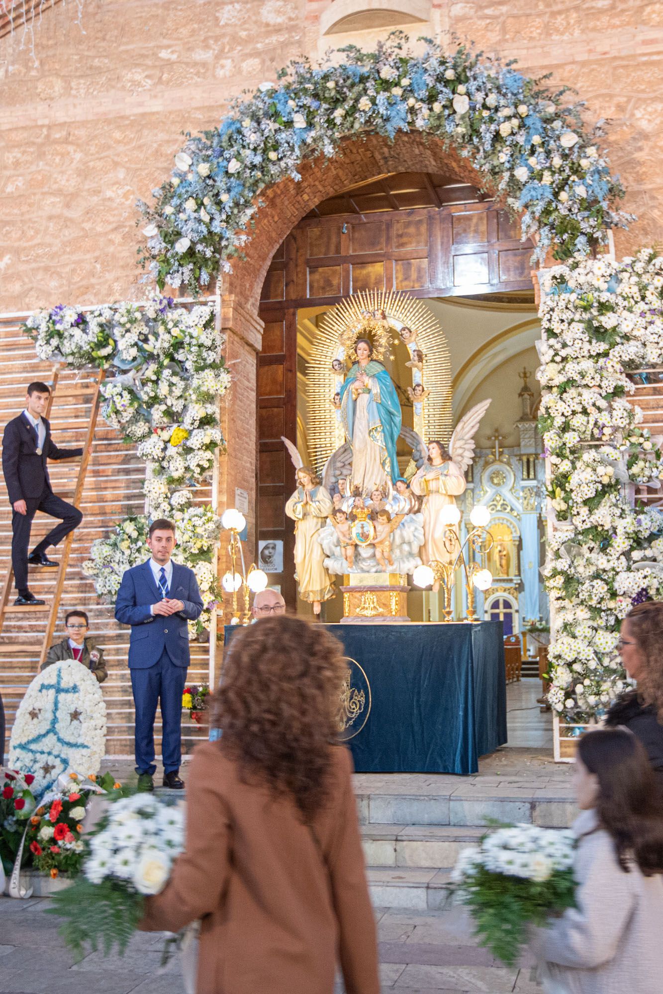 Más de 70 entidades y asociaciones participan en la multitudinaria ofrenda a la patrona que vistió de flores la fachada de iglesia de la Inmaculada Concepción