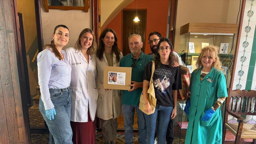 El exalcalde de Alaquàs, Adrià Hernández, recibe sus fotos recuperadas tras la dana