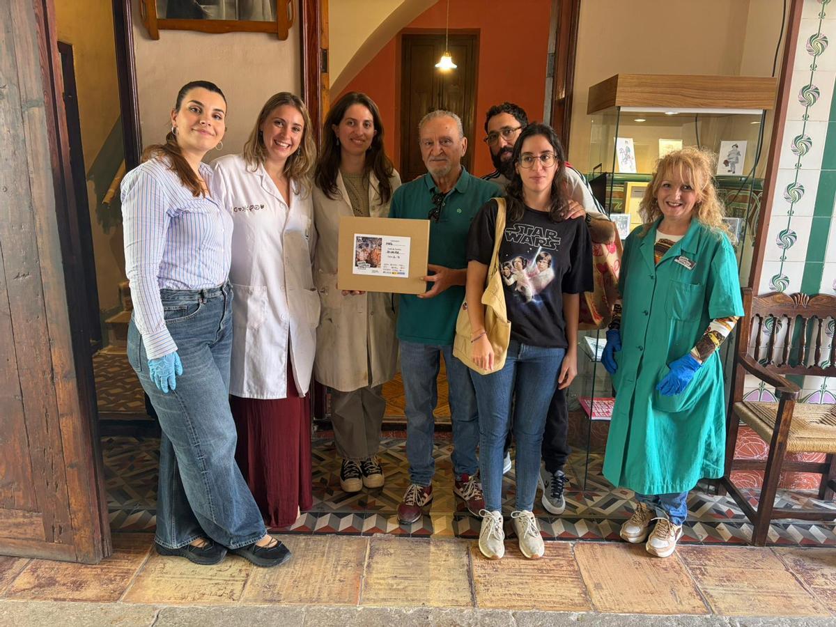 Adrià con su familia y las recuperadoras de las fotografías dentro del proyecto "Salvem les fotos".