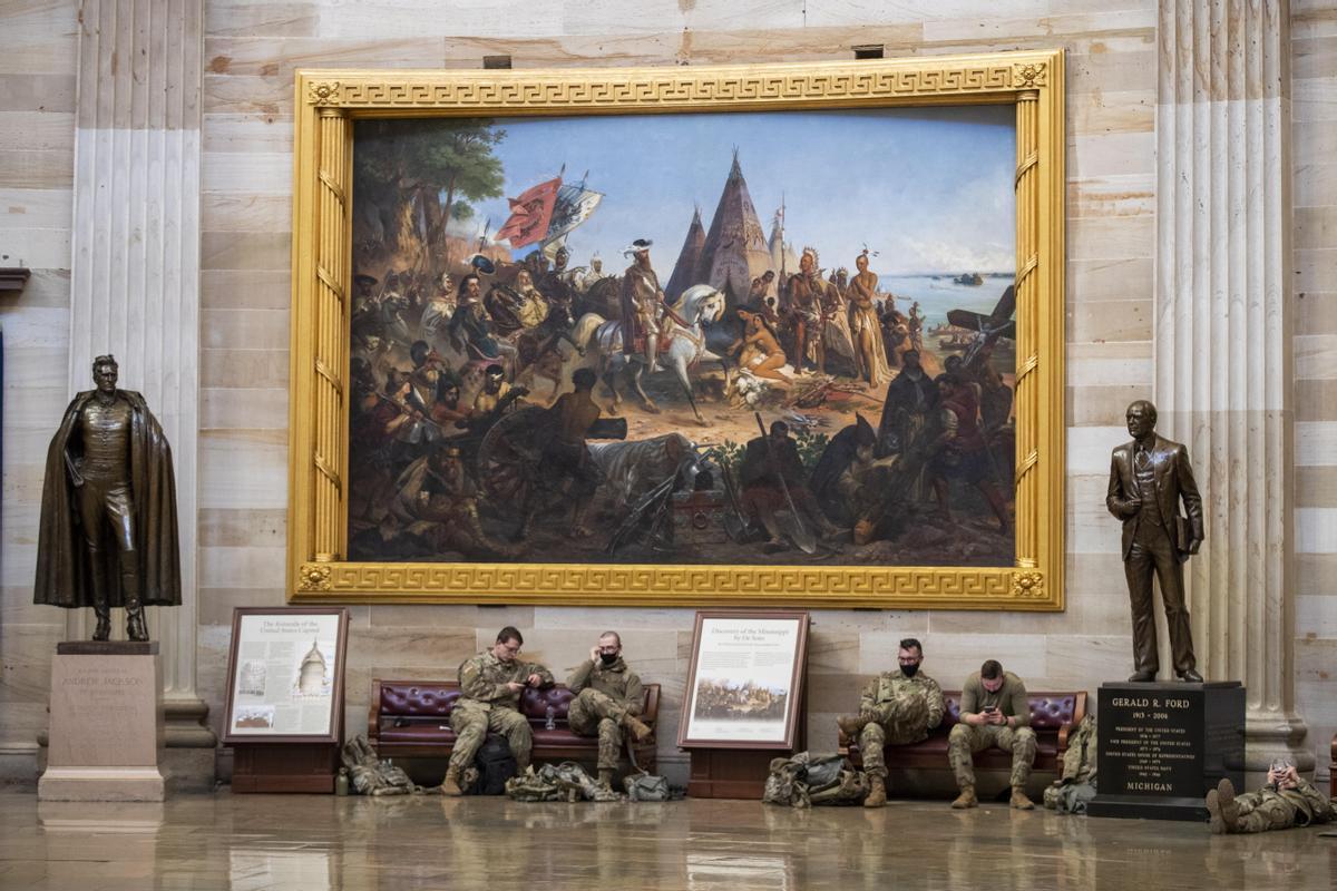 Soldados de la Guardia Nacional descansan en el interior del Capitolio