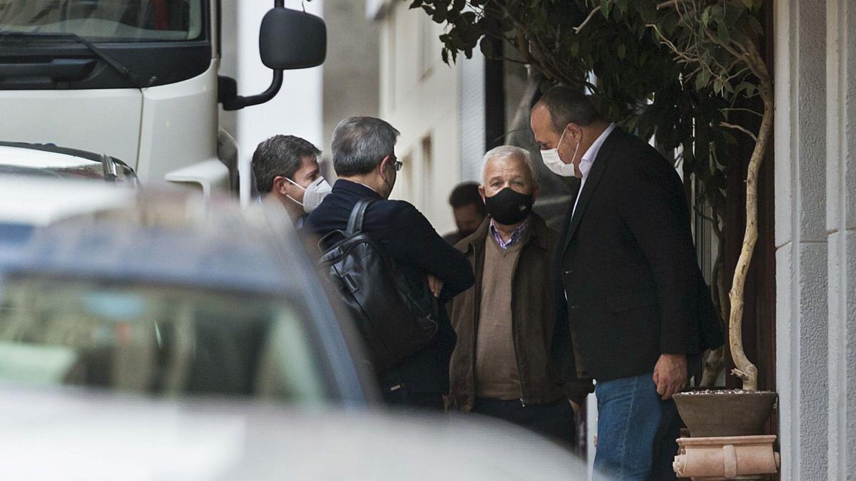 Ruymán Santana, Román Rodríguez (de espaldas), Carmelo Ramírez y Enrique Arriaga, el lunes tras la reunión en un restaurante de la capital grancanaria.