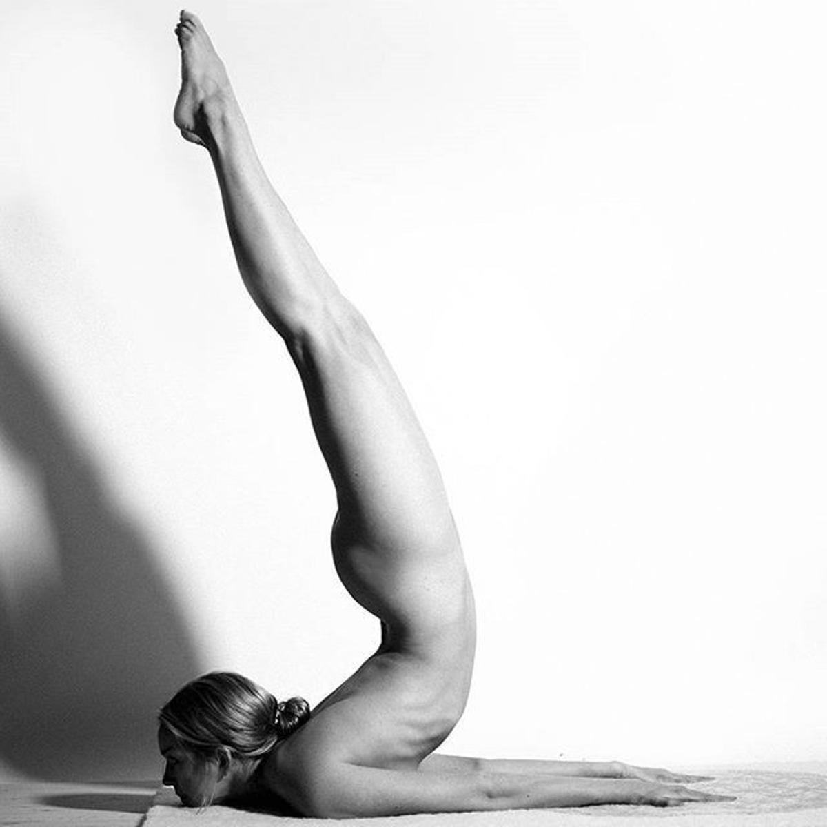 El yoga 'nude' en Instagram: deporte y arte, unidos
