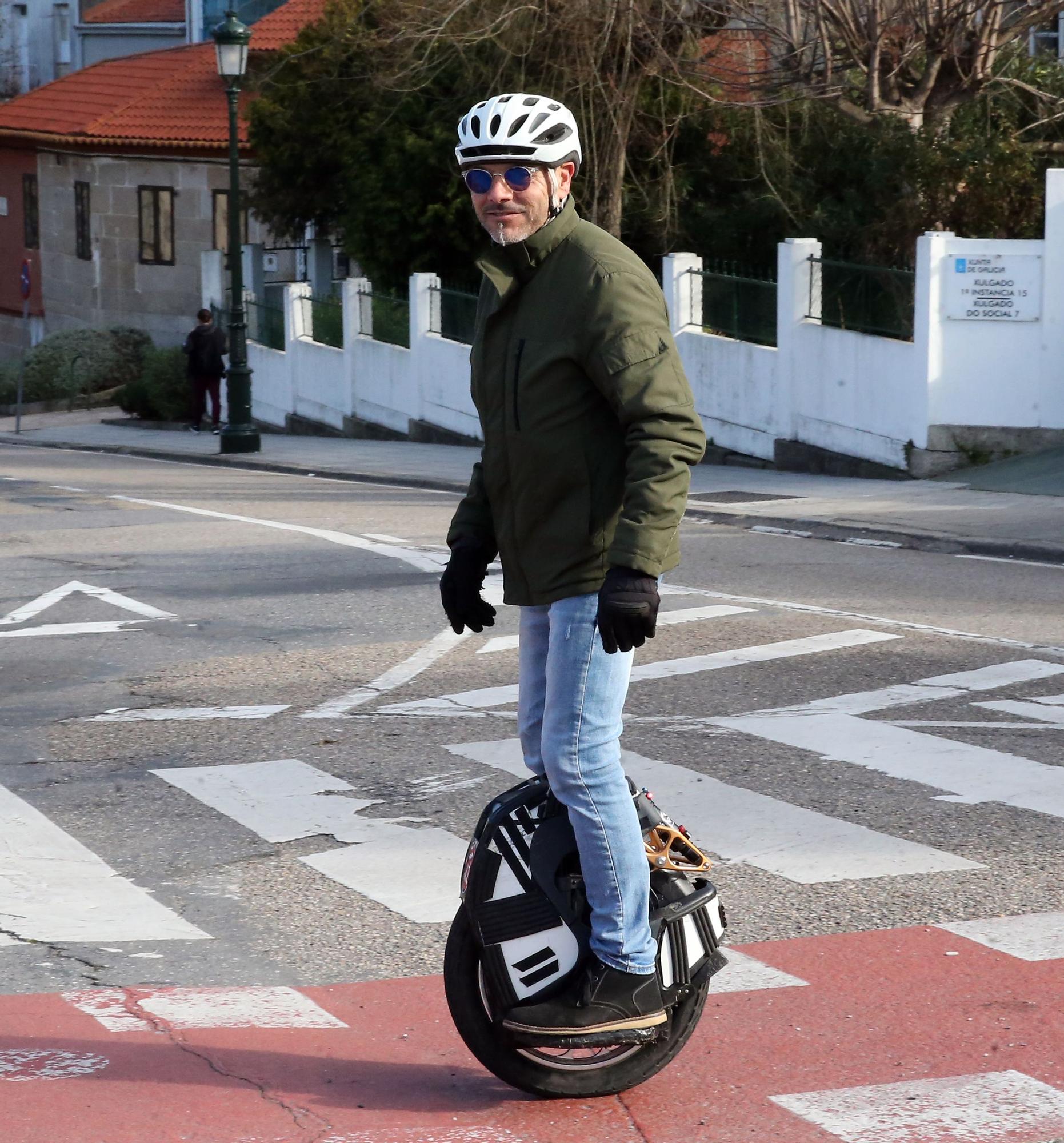 Medio centenar de personas se concentran en Vigo contra la "sobrerregulación" de Vehículos de Movilidad Personal