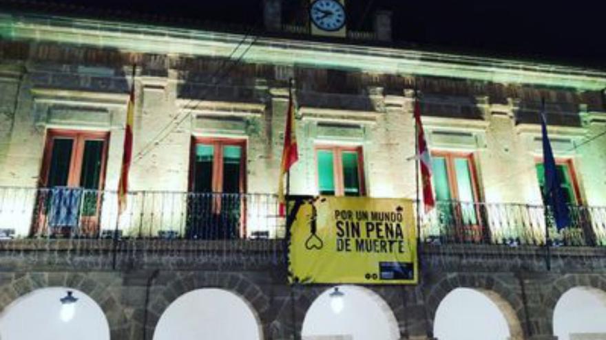 IU apoya la colocación de una pancarta contra la pena de muerte en el Ayuntamiento de Benavente