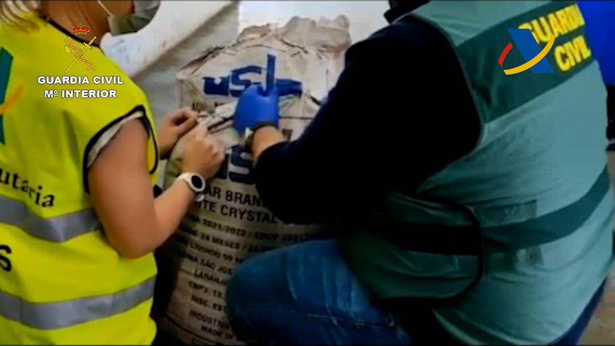 Una funcionaria de la Agencia Tributaria y un guardia civil con uno de los sacos incautados con cocaína en La Luz.