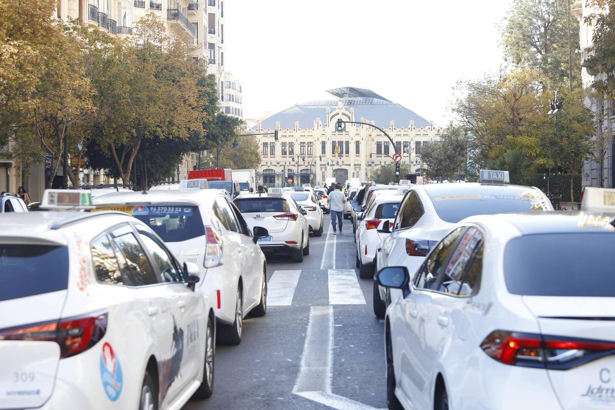 Imagen de archivo de la protesta de taxistas celebrada en València en noviembre de 2025.