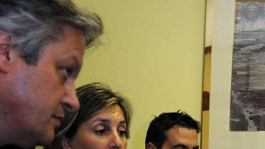 Costa y el abogado de la Protectora, Carlos Alonso (d).  // Iñaki Abella
