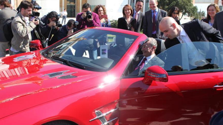 El alcalde, en uno de los nuevos modelos del Mercedes SL 500