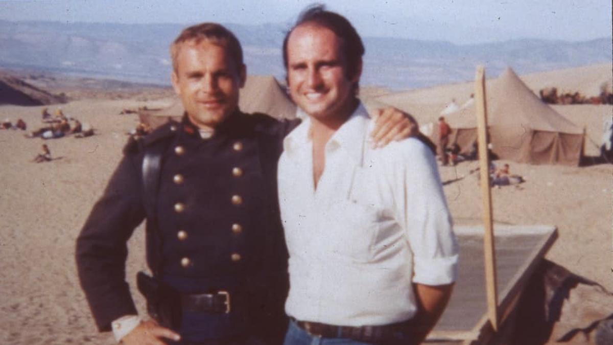 Rafael García junto al actor Terence Hill en el rodaje de la película 'March or Died'.