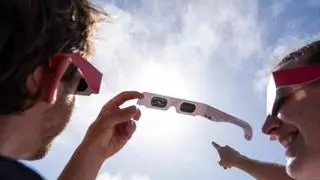 En directo: movilización sin precedentes para seguir el eclipse en Asturias y preocupación por la nubosidad
