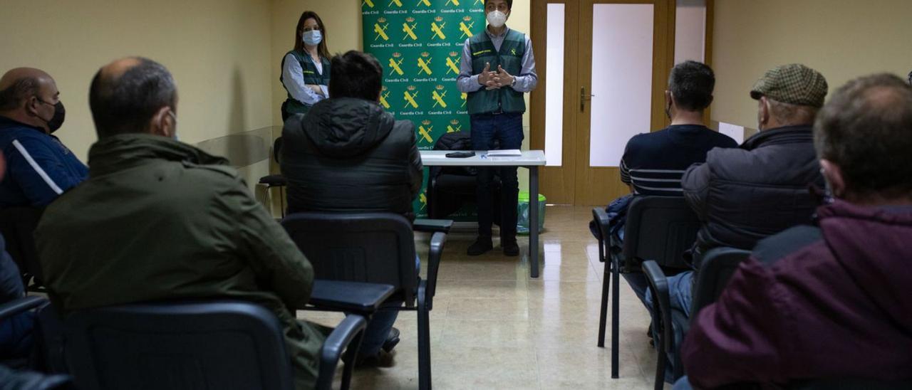 Miembros del Equipo Roca durante la reunión informativa celebrada ayer en Fuentesaúco. | Ana Burrieza