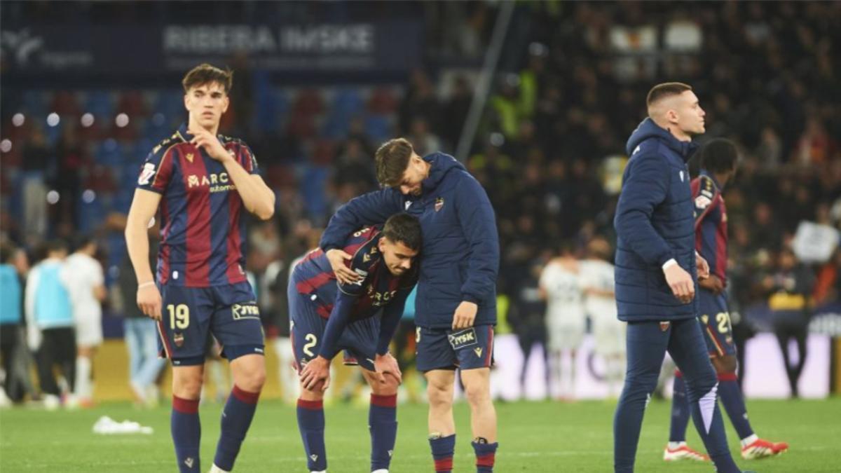 Los jugadores del Levante UD abatidos al caer derrotados ante el Valencia CF