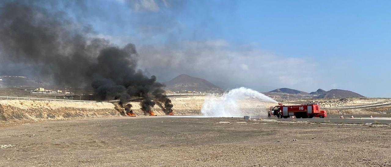 Simulacro general de accidente aéreo en el Aeropuerto Tenerife Sur, ayer.