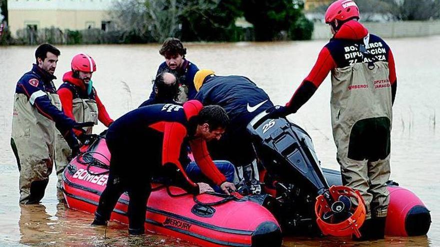 La crecida del Ebro pasa de largo sin tocar las casas