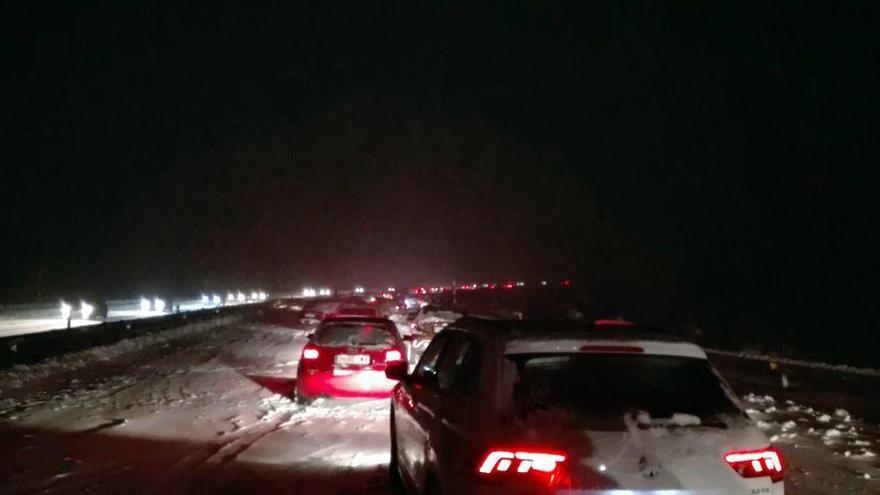 Varios conductores intentan circular por la AP-6 tras la intensa nevada