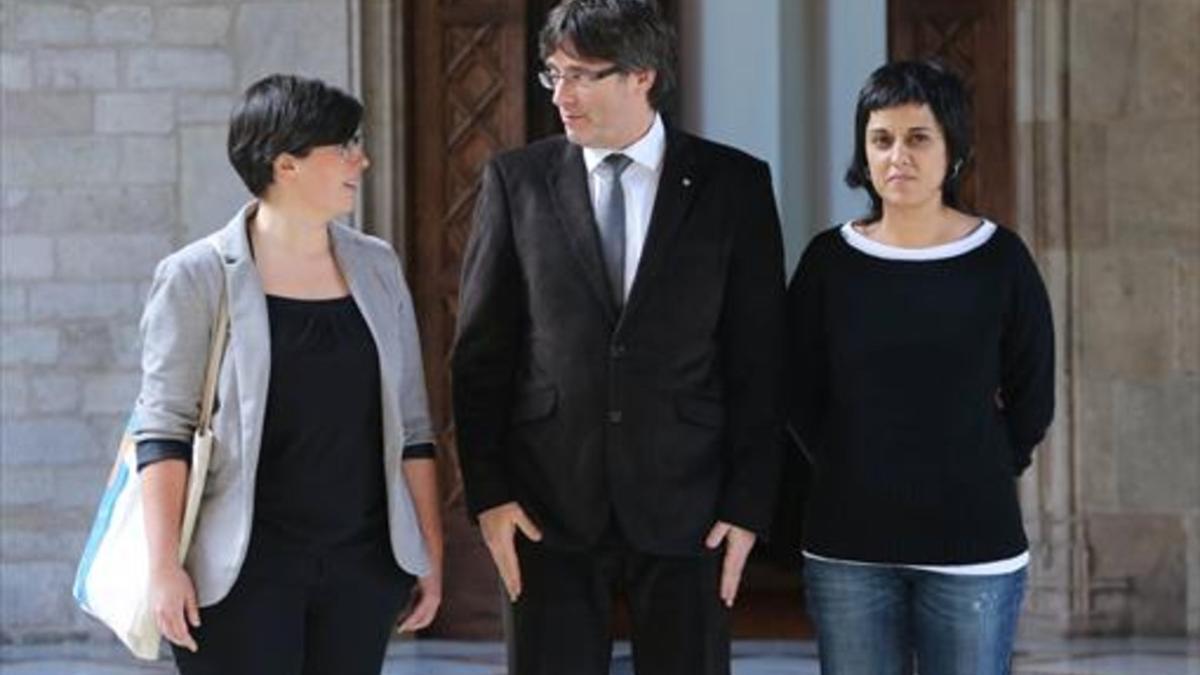 El 'president' Carles Puigdemont y las diputadas de la CUP Mireia Boya y Anna Gabriel.