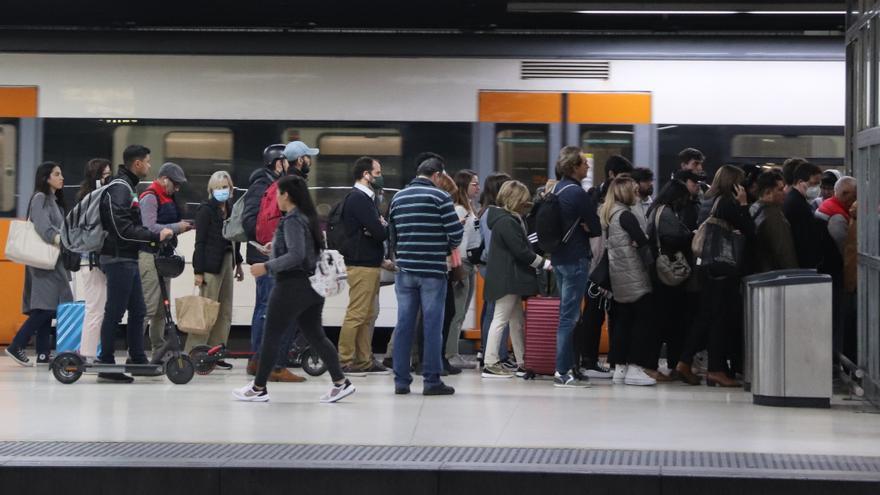 Aglomeracions i retards a Renfe en el primer dia de vaga: «Sempre paguem els mateixos, anava tothom apilonat»