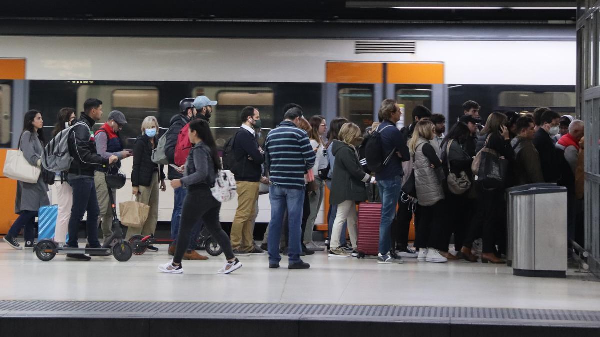 Passatgers esperant sortir d&#039;una andana a Sants coincidint amb la vaga de Renfe convocada per la CGT