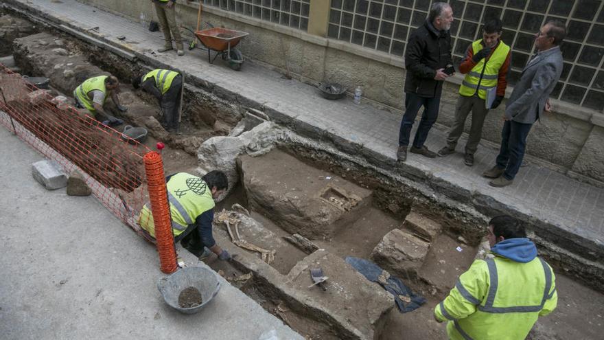 Junto al Mercado de Elche existe un antiguo enterramientos islámico que saca restos en cada excavación