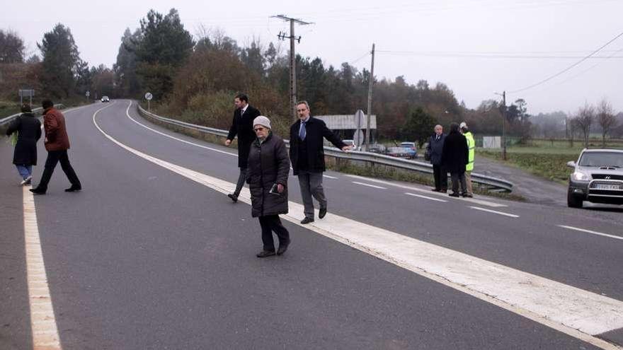 Vecinos y representantes políticos, en 2012, cruzando la PO-841 desde el ambulatorio. // Bernabé/Luismy
