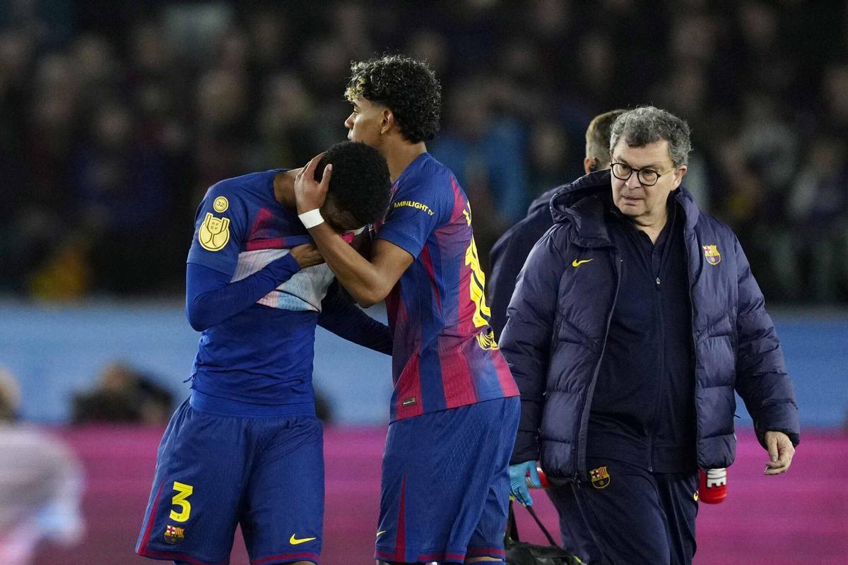 BARCELONA, 03/03/2026.- El lateral del Barcelona Alejandro Balde (i) se retira lesionado, durante el partido de vuelta de las semifinales de la Copa del Rey que FC Barcelona y Atlético de Madrid disputan este martes en el Camp Nou. EFE/Alejandro García
