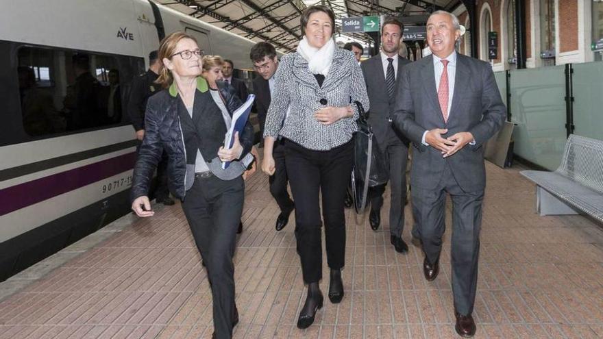 Violeta Bulc, en el centro, a su llegada a Valladolid, junto al secretario de Estado Julio Gómez-Pomar.
