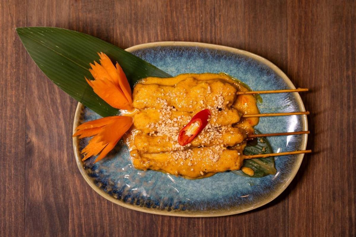 Broceta de pollo Kai Satee.