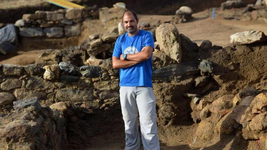 Rafael Rodríguez, entre las ruinas del castro que están excavando durante estos meses. // Gustavo Santos