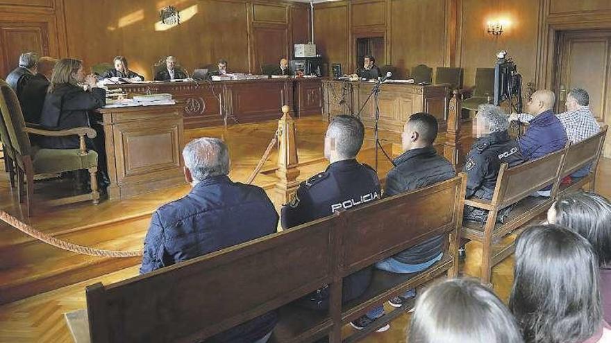 El juicio a los acusados de traficar con hachís empezó ayer. // G.S.