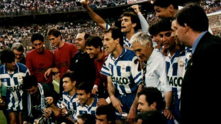 Voro, junto a Arsenio, y Nando agachado tras ganar la Copa de 1995.