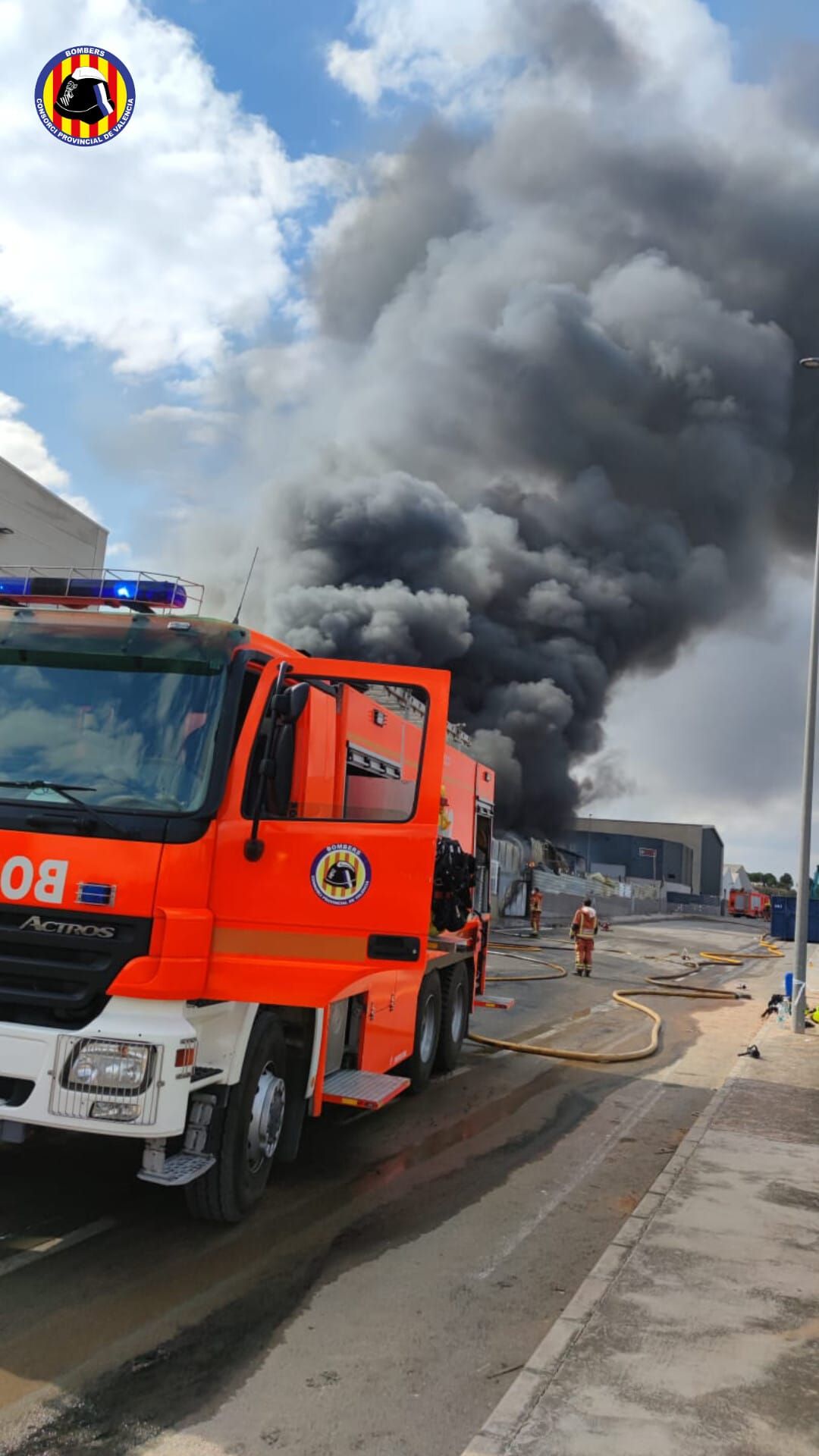 Incendio de una nave industrial en Loriguilla